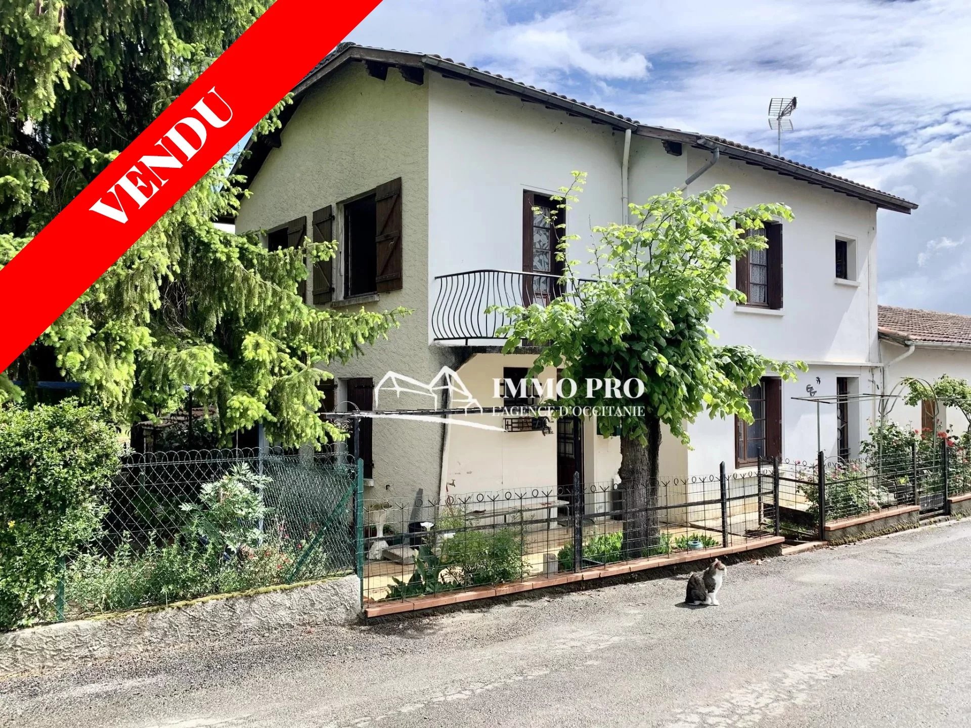 MAISON DE BOURG avec JARDIN et GARAGE AU CALME