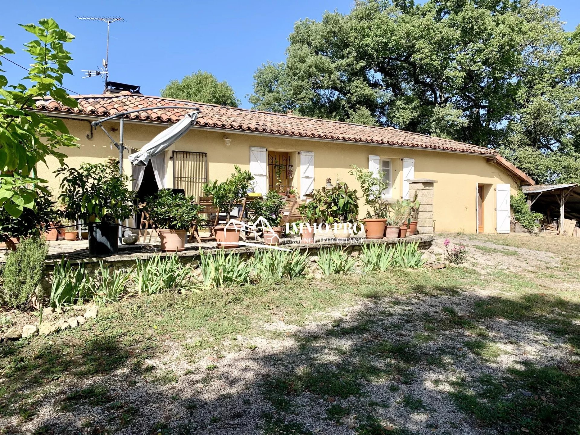 COUNTRY HOUSE