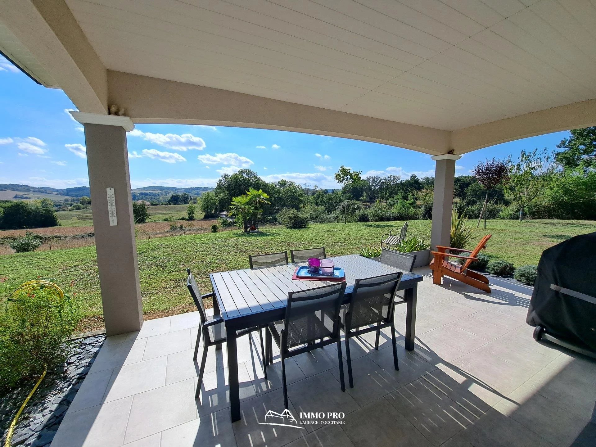 Recent villa with open views 10mn from Samatan