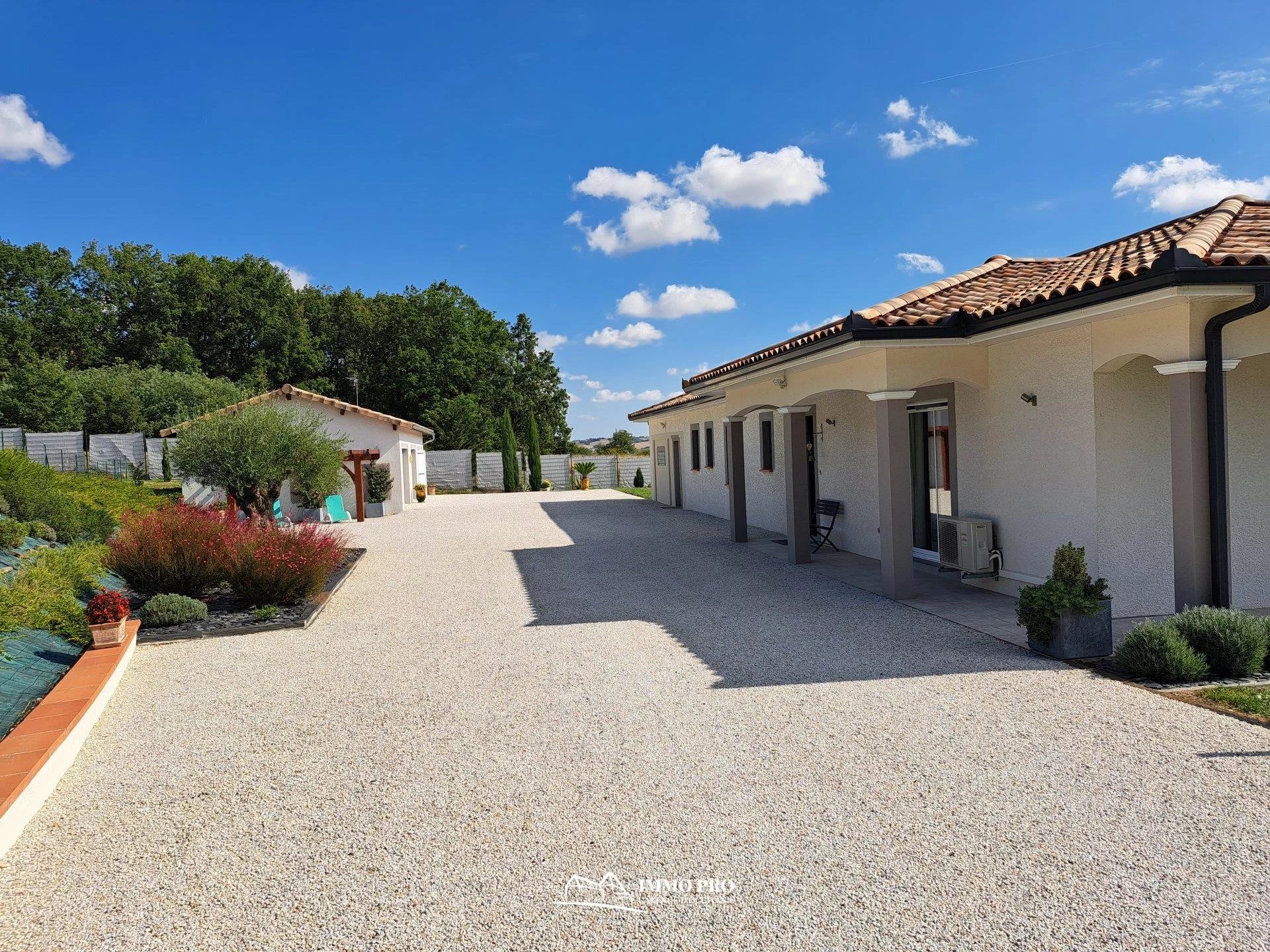 Recent villa with open views 10mn from Samatan