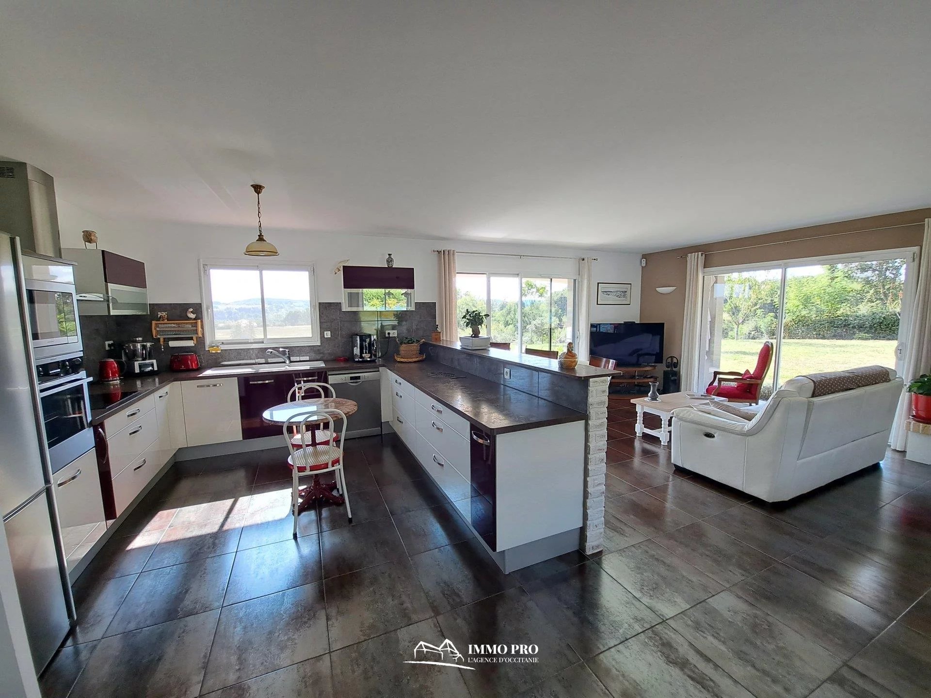 Recent villa with open views 10mn from Samatan