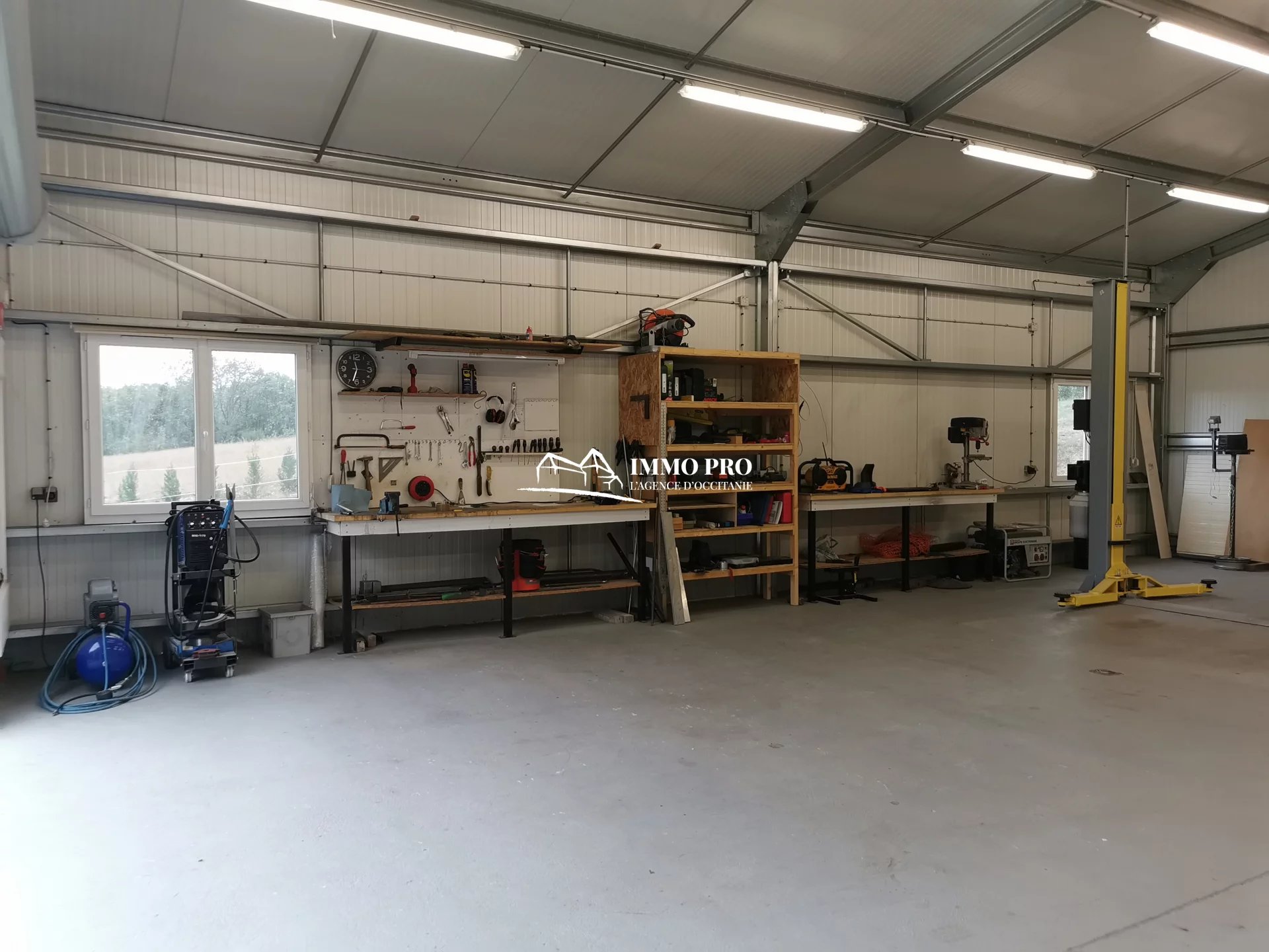 Single storey villa and HANGAR 120m²