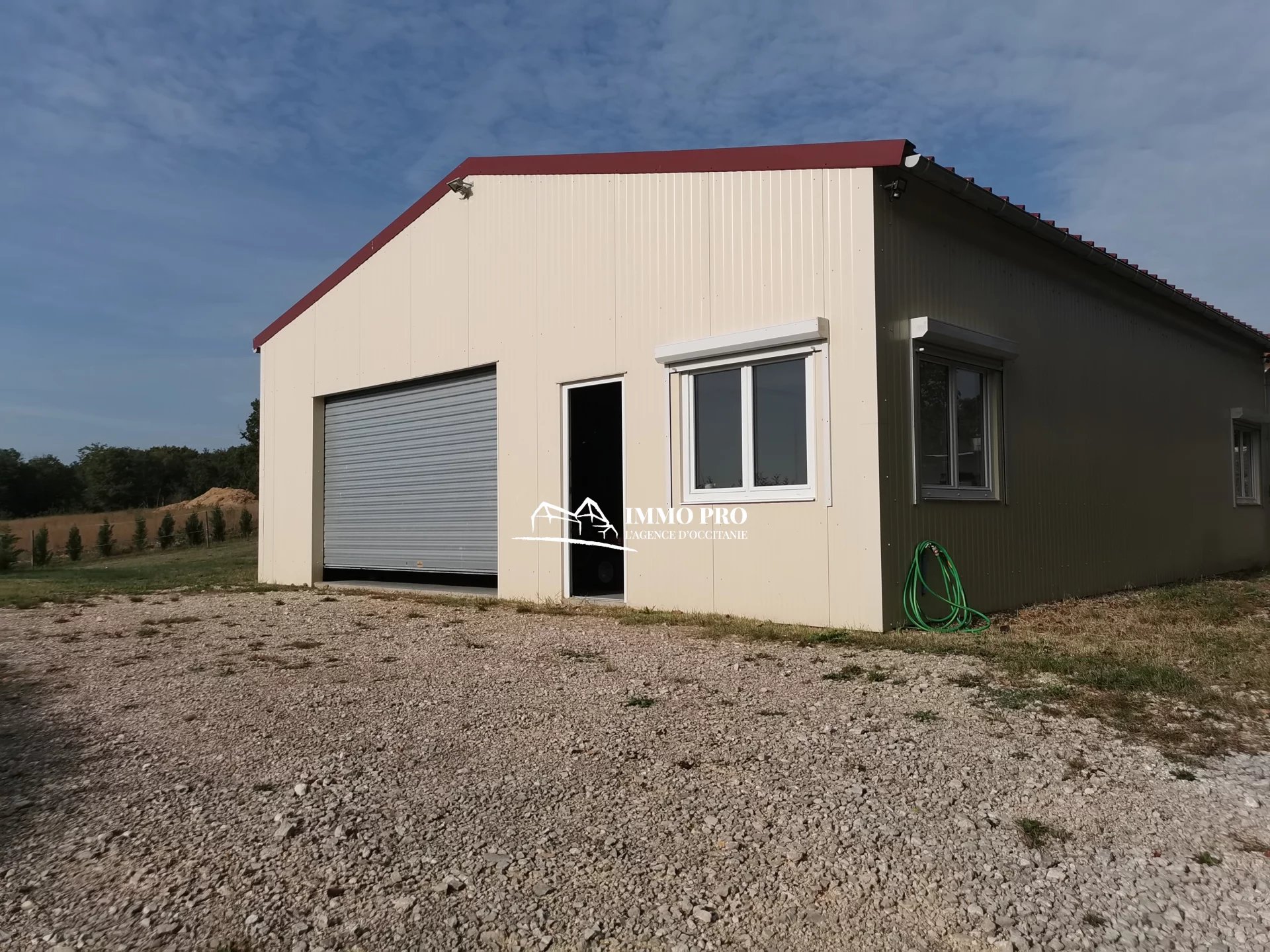 Single storey villa and HANGAR 120m²