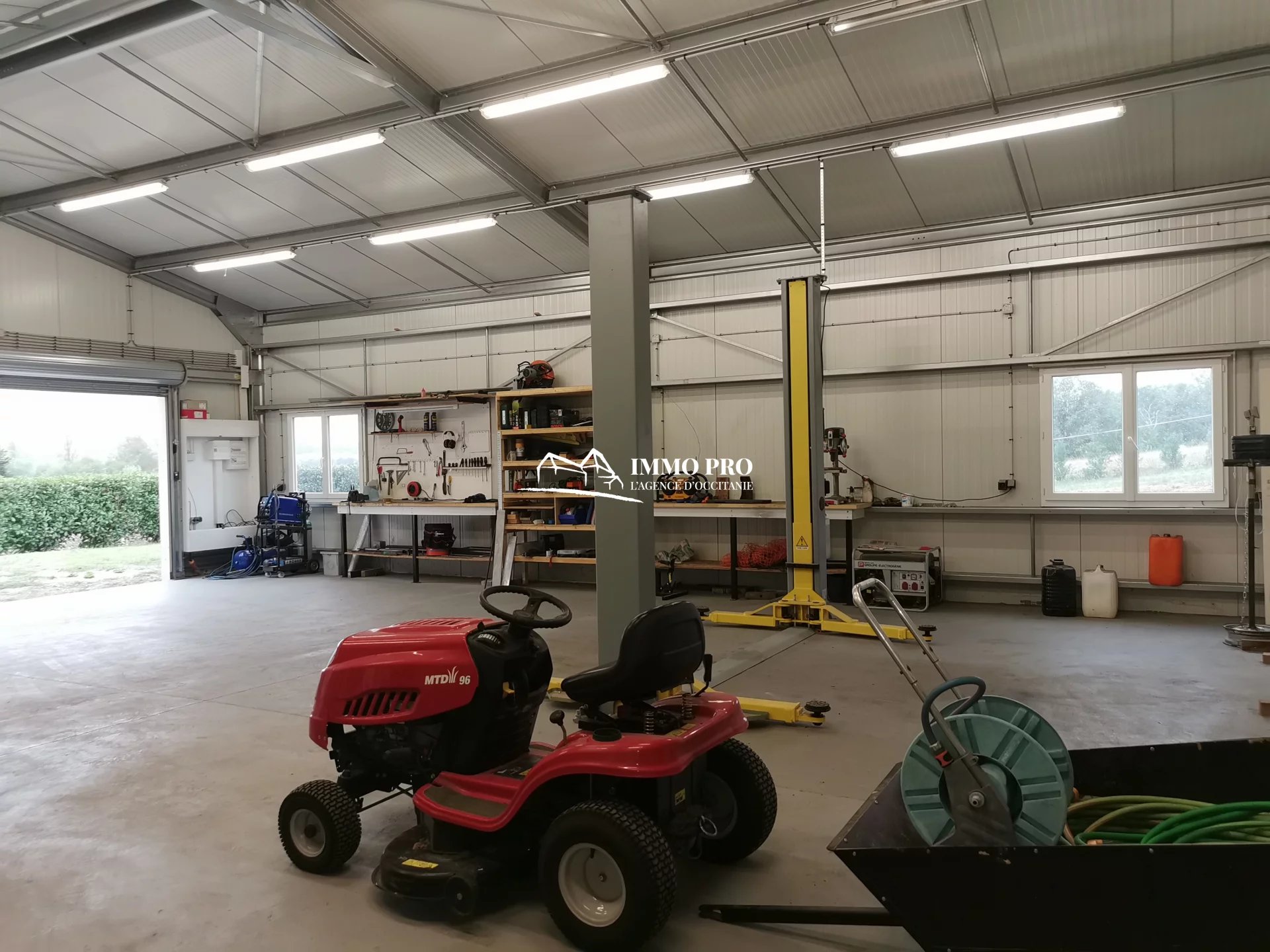 Single storey villa and HANGAR 120m²