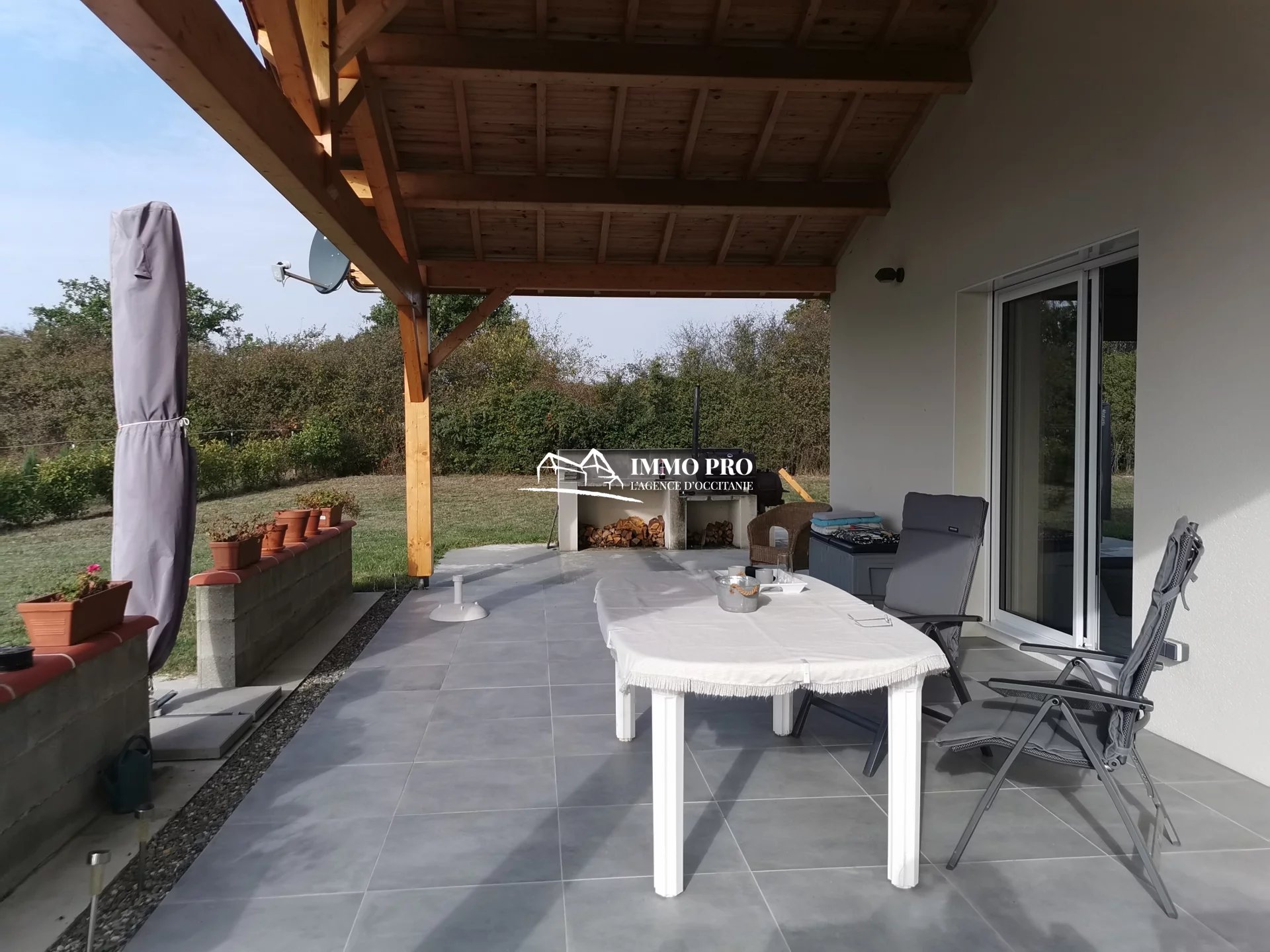 Single storey villa and HANGAR 120m²