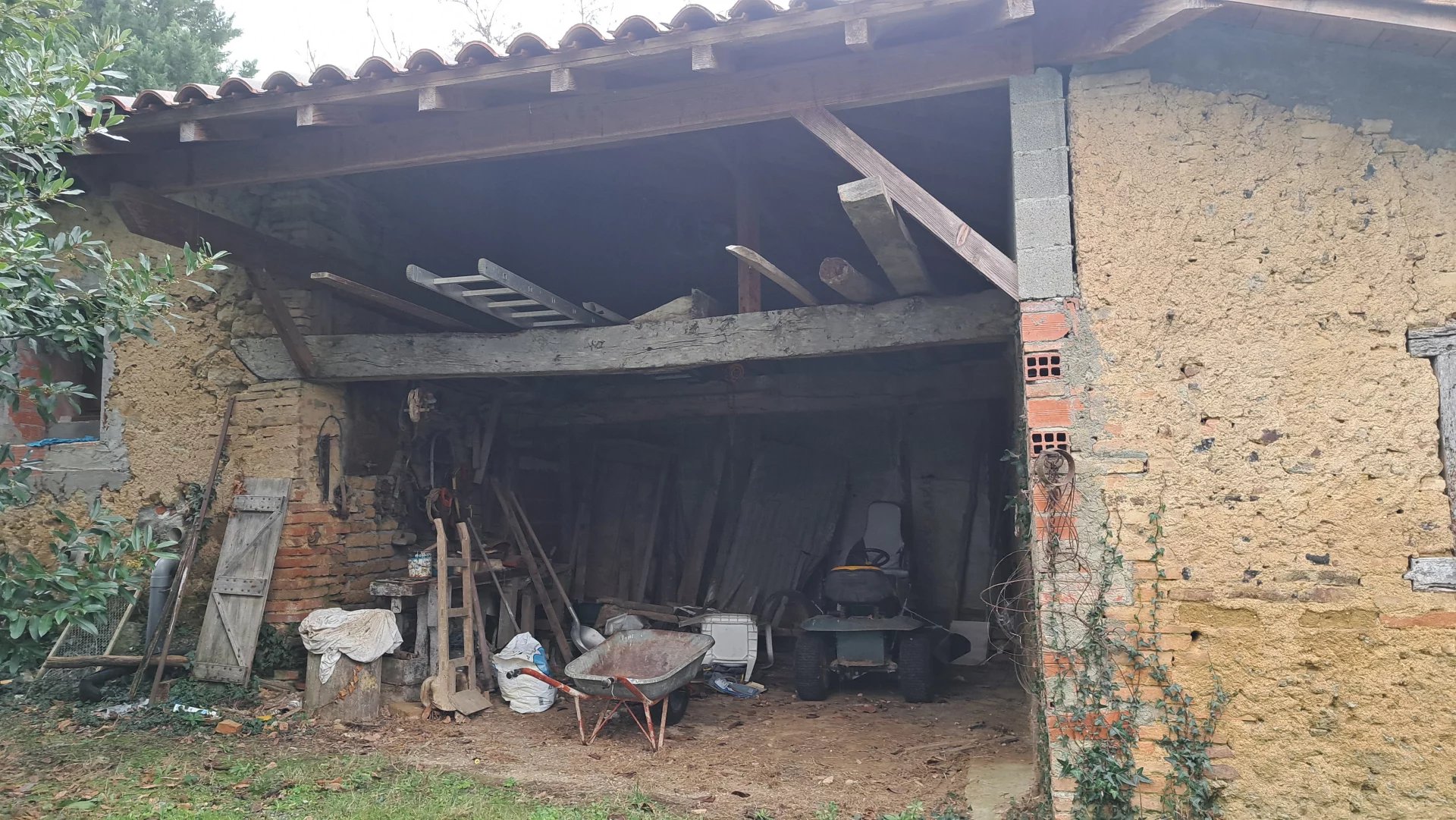FERME A RENOVER AVEC 4,5 HECTARES