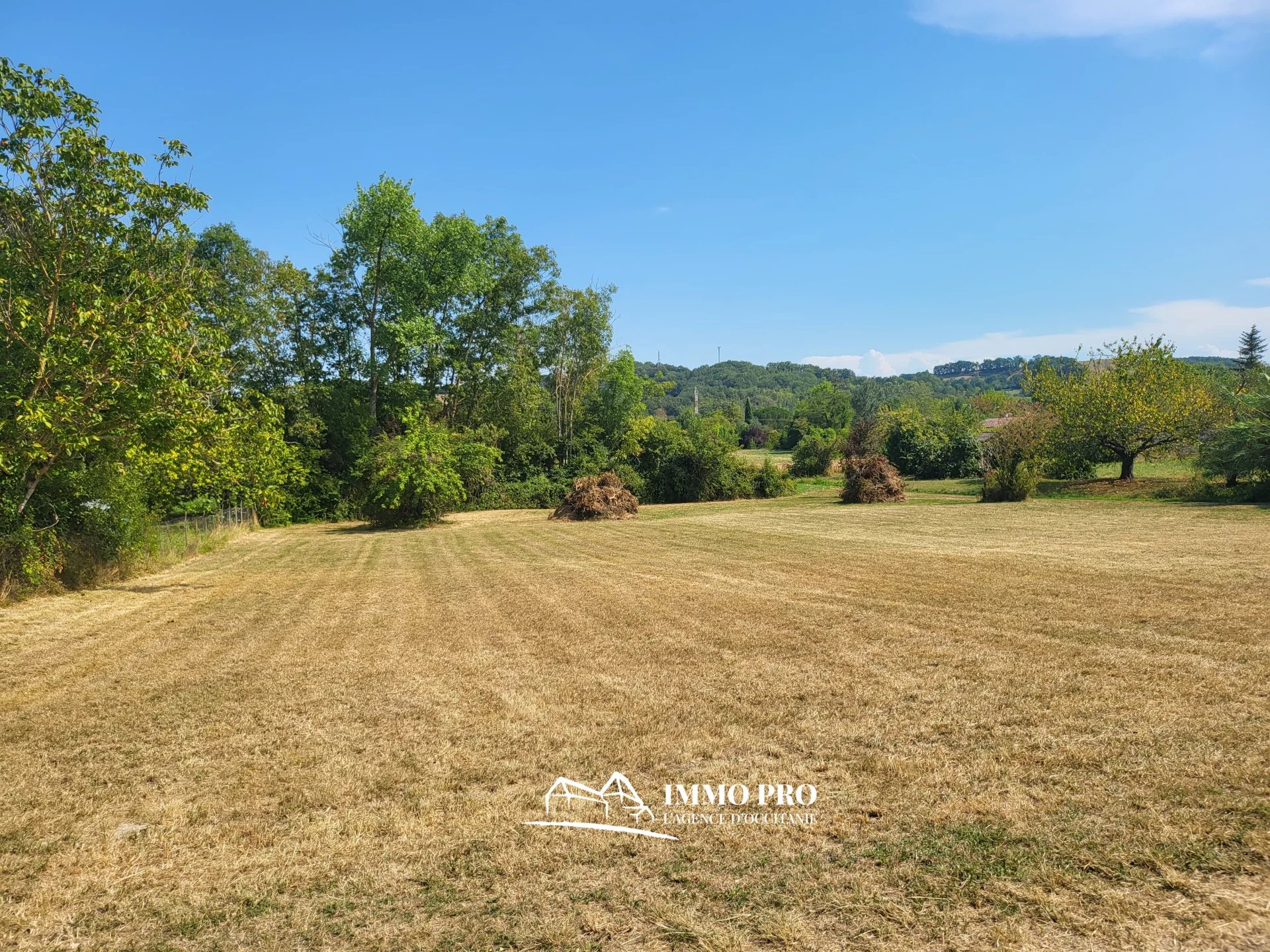 CHARACTER BUILDING WITH GARDEN AND BUILDABLE PLOT OF LAND