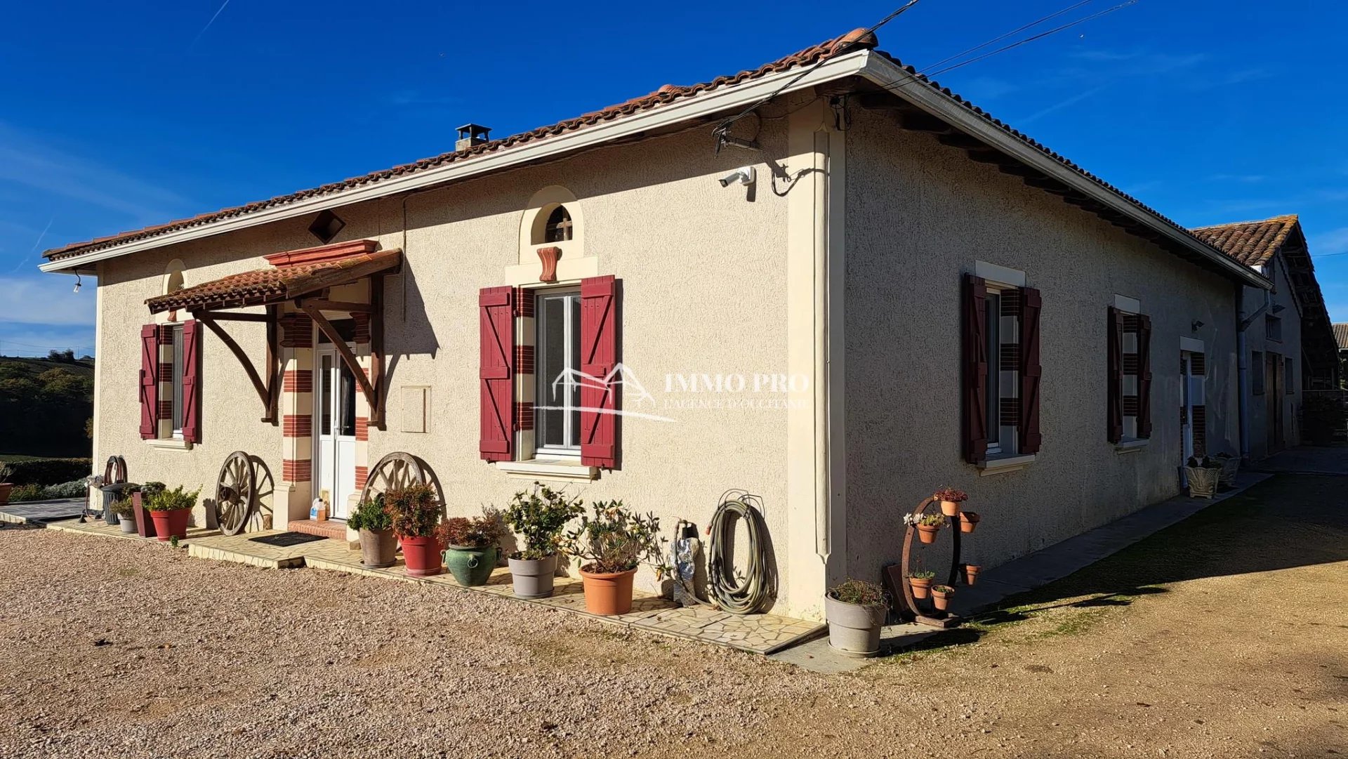 7cae3dfe323f3d0b43e7ab7b327ad271_c2636f6886_1920-original-83510 Beautiful renovation on 7 HA on the hillsides
