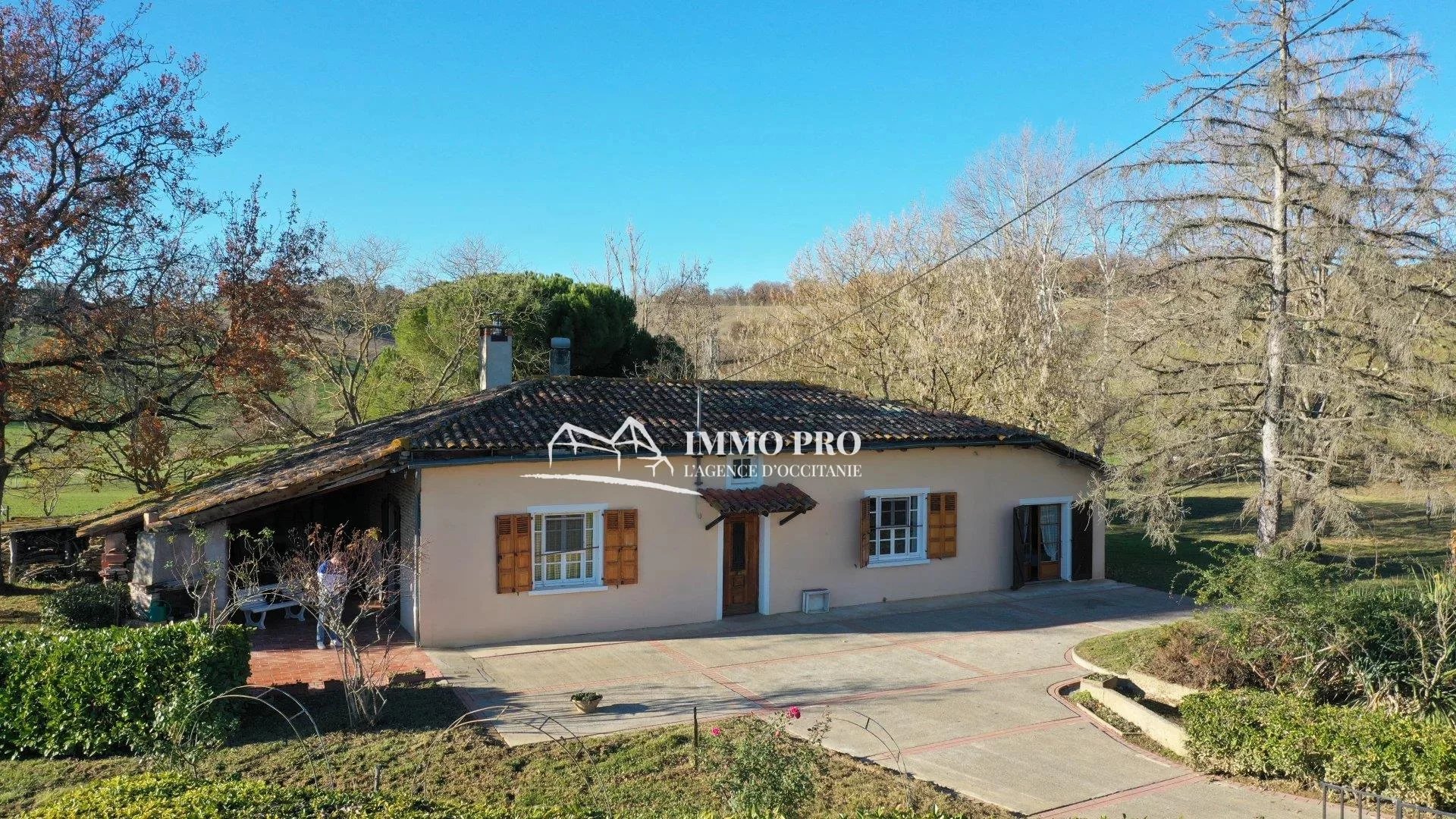 FARM TO RENOVATE IN BEAUTIFUL LOCATION – VIEW PYRENEES