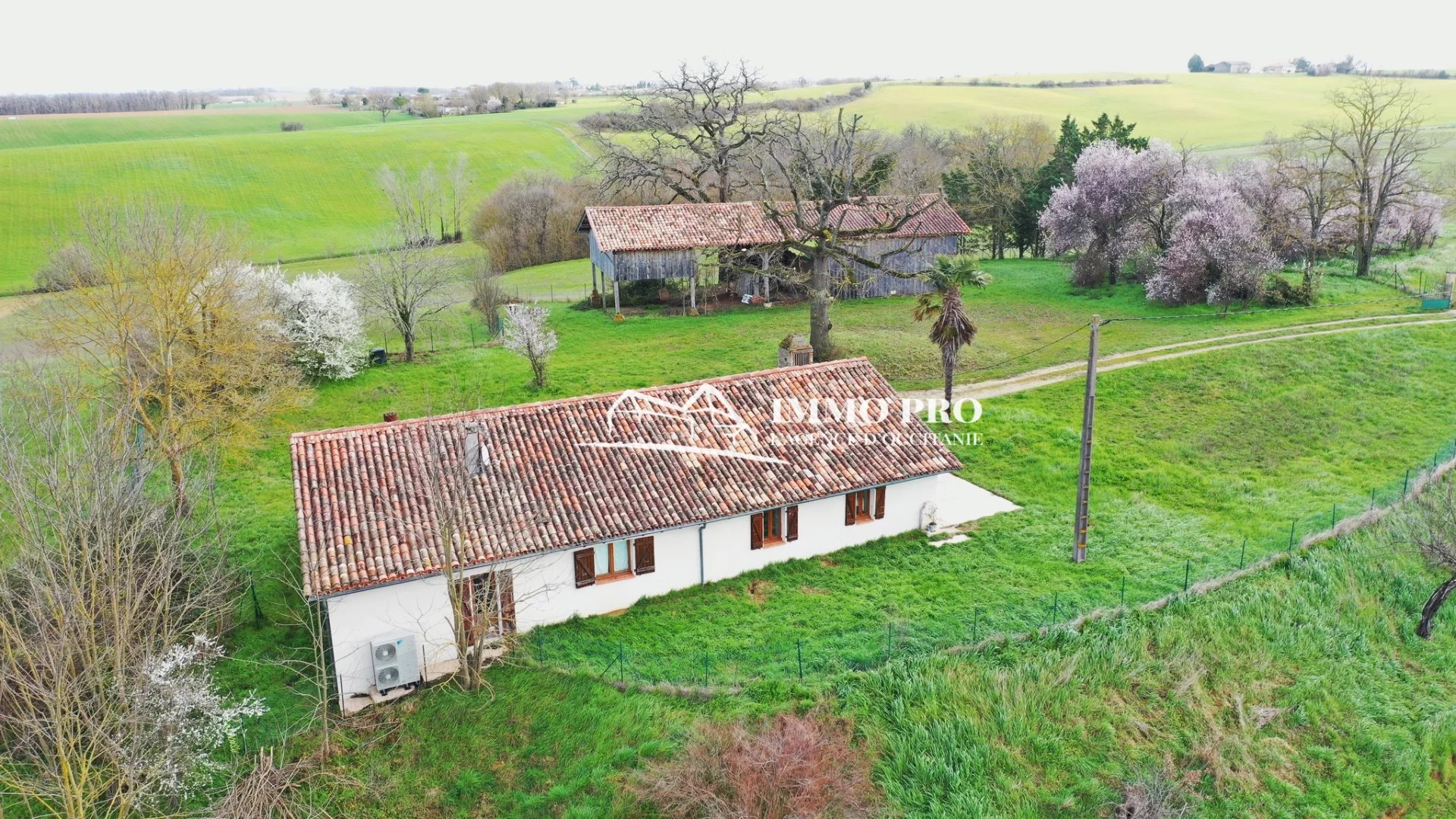 Maison de Campagne avec Garage et HANGAR