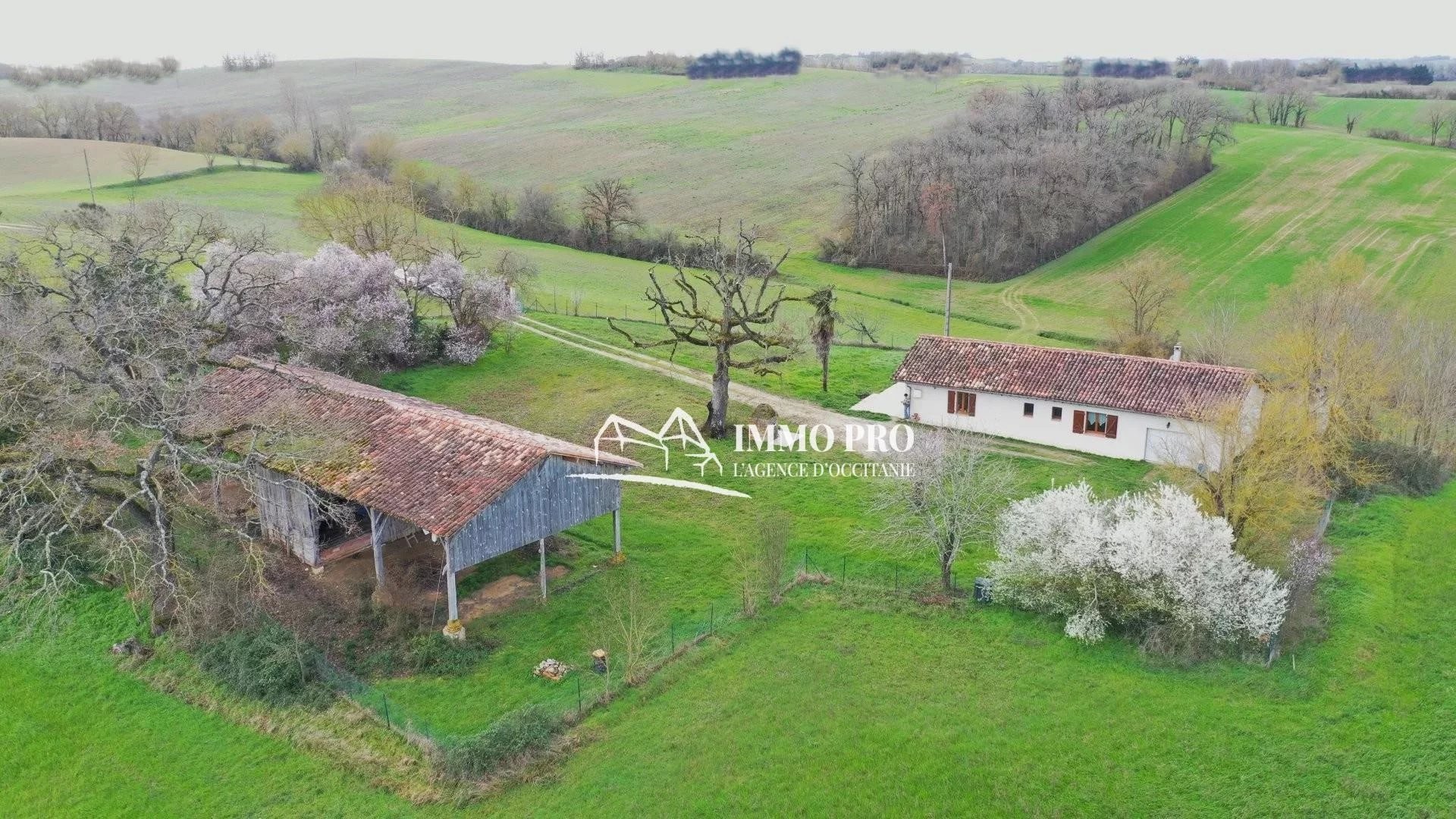 Maison de Campagne avec Garage et HANGAR