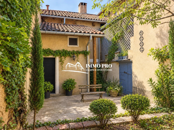 MAISON DE VILLE avec GARAGE et JARDIN