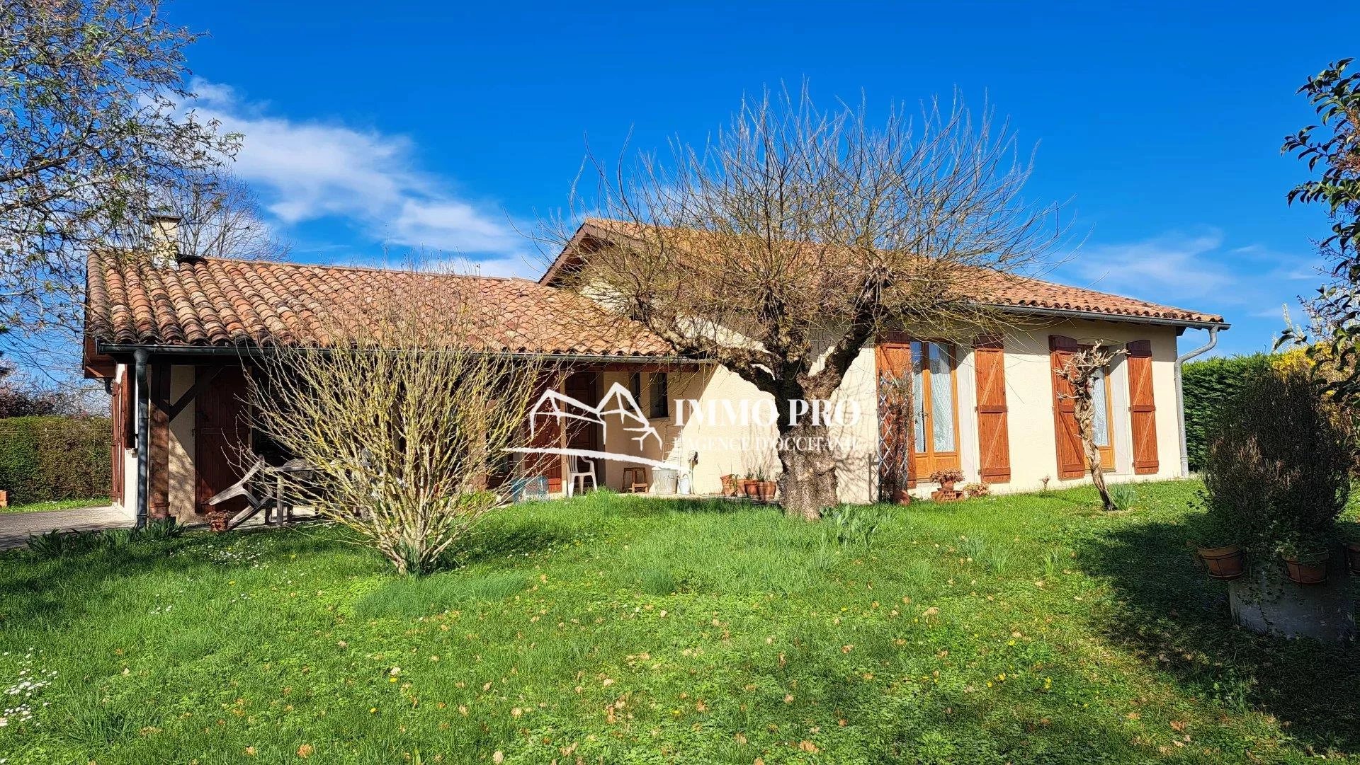 One-storey house with garage and garden