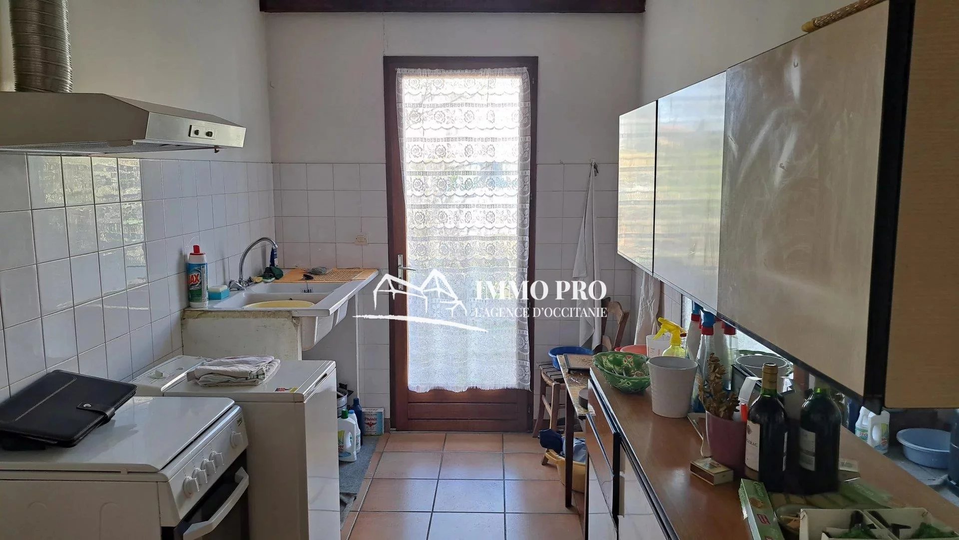 One-storey house with garage and garden