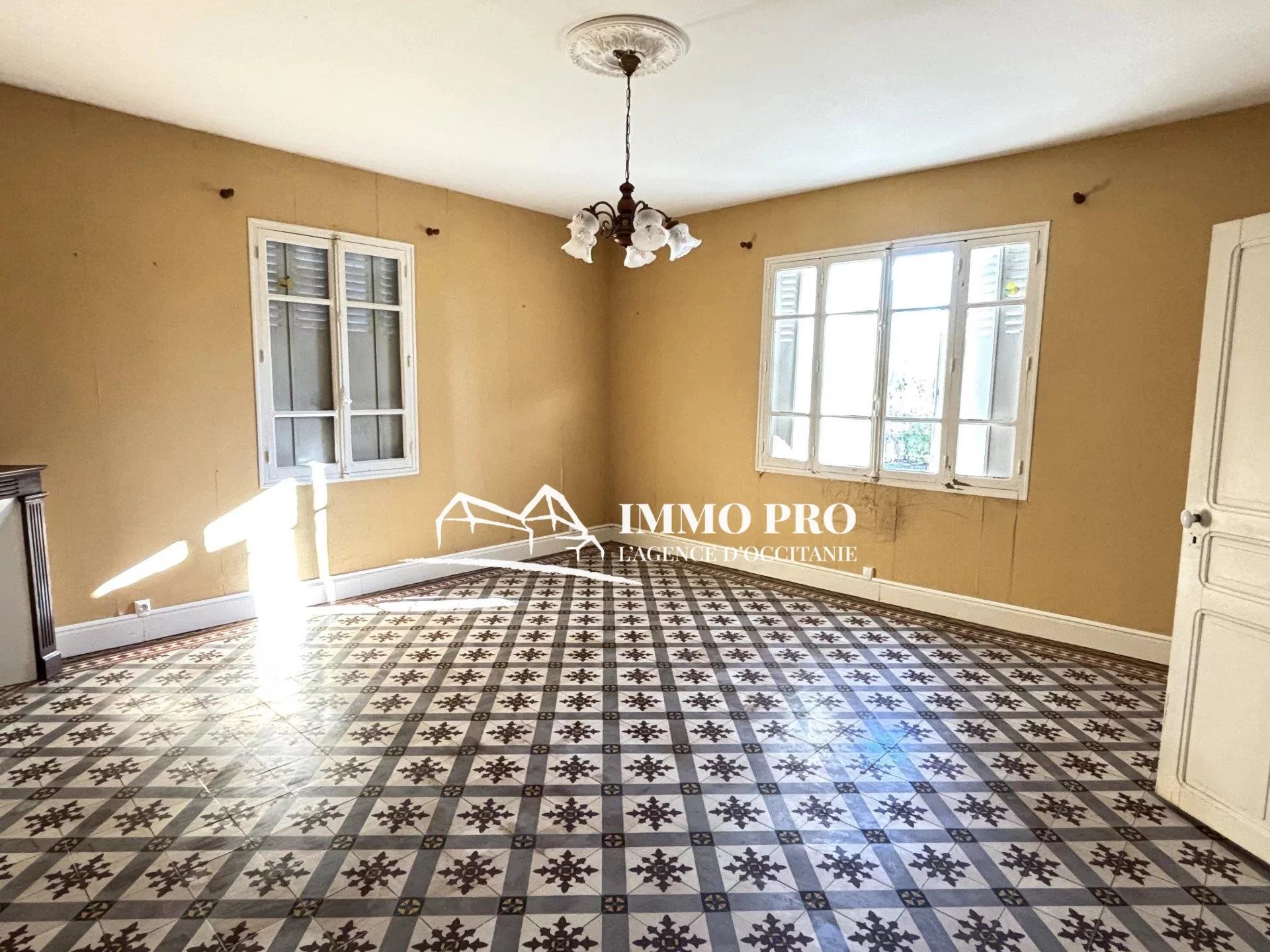98610ffb45d59fe649a280277f0561bf_a4f48d7bcd_1920-original-83054 House close to amenities – large outbuilding