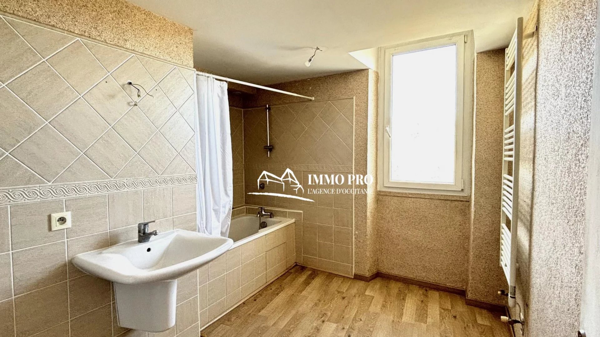 TOWN HOUSE with unique Charm and close to ammenities