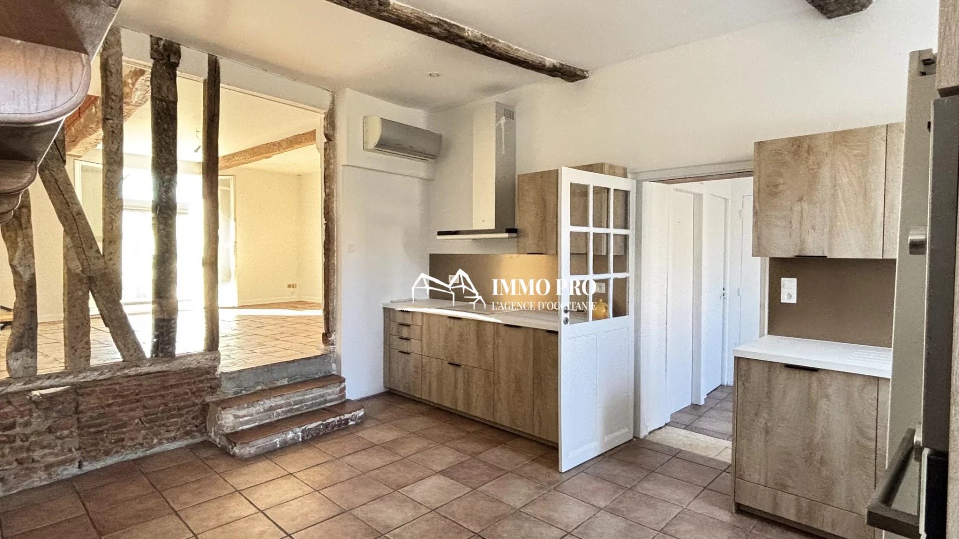 TOWN HOUSE with unique Charm and close to ammenities