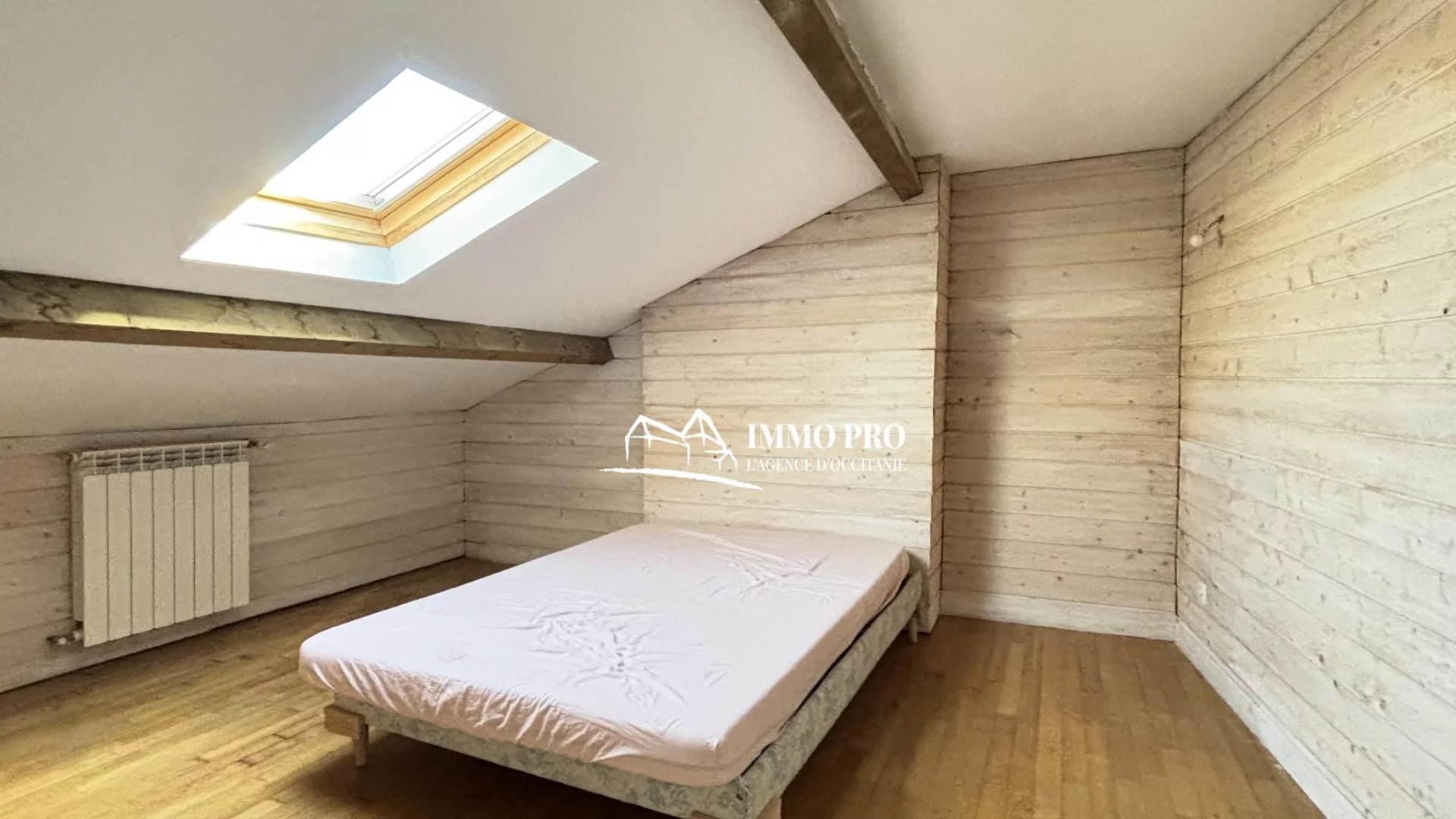 TOWN HOUSE with unique Charm and close to ammenities