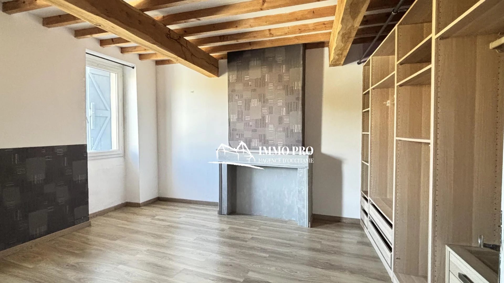 TOWN HOUSE with unique Charm and close to ammenities