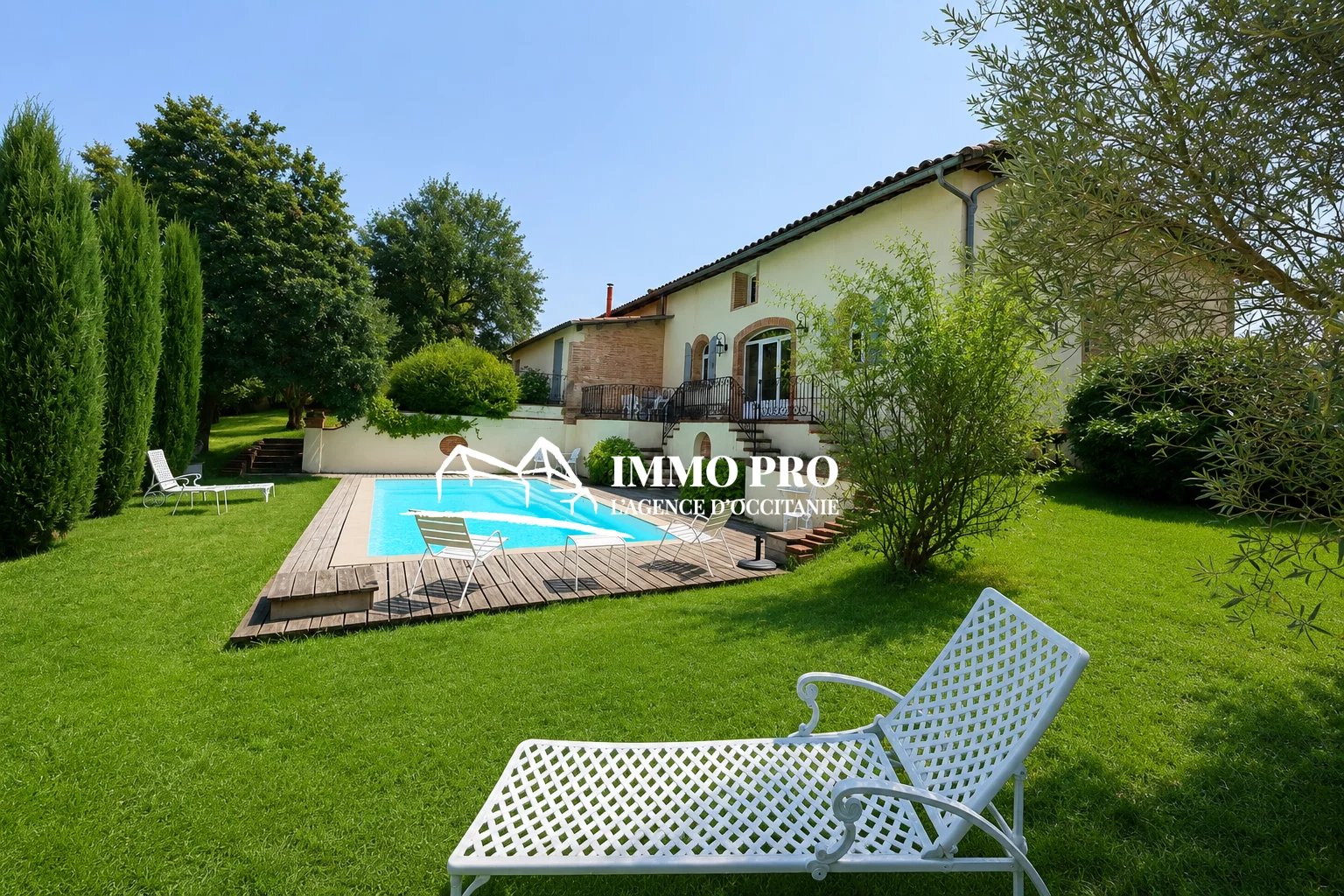 Estate with 2 Homes & Guest Accommodation