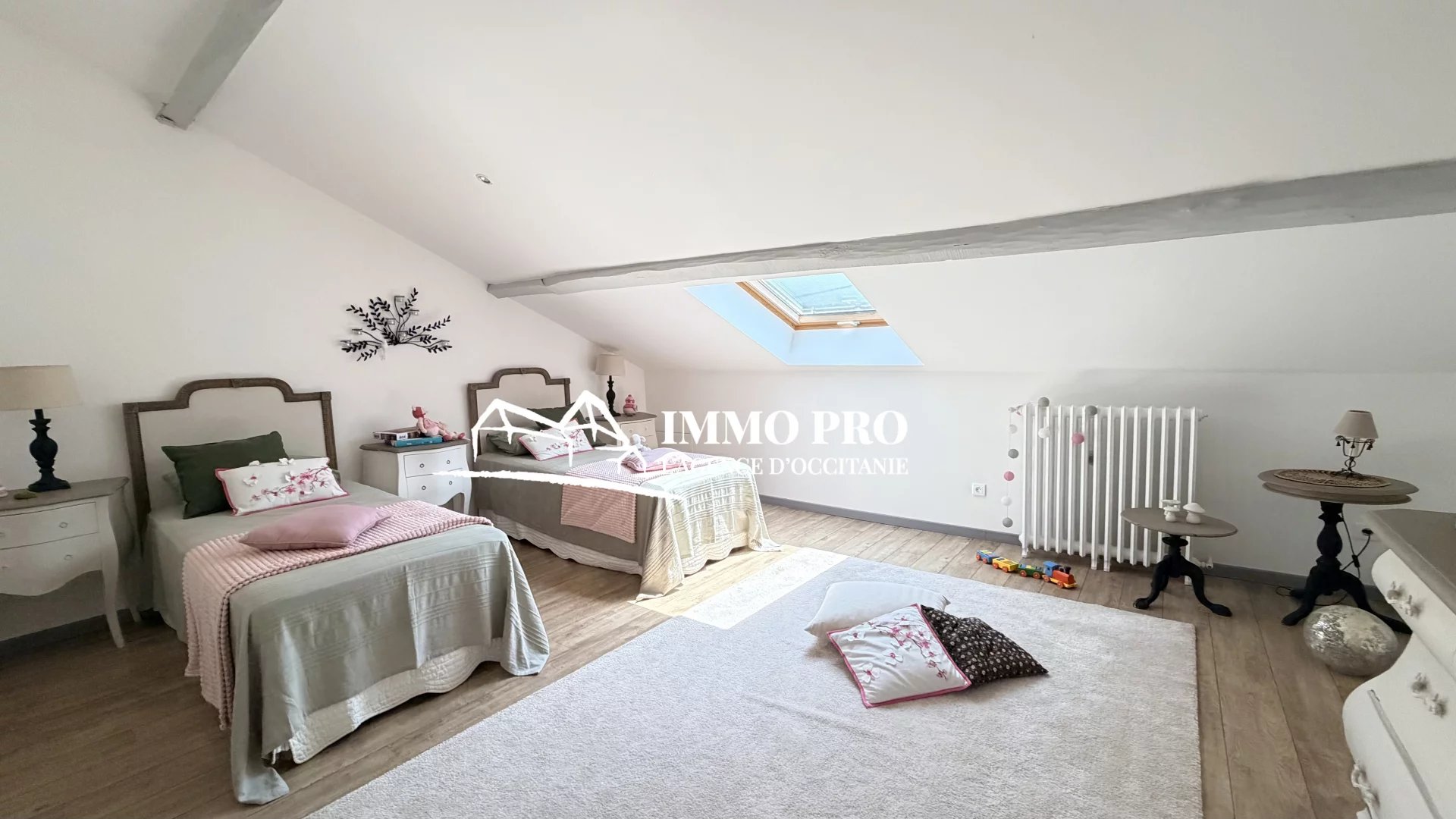 Estate with 2 Homes & Guest Accommodation