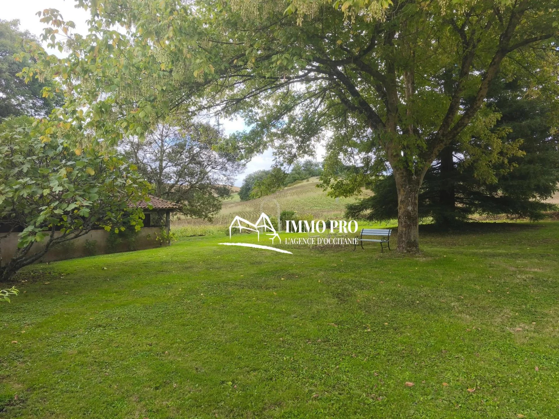 Property with outbuildings and 9,100 m² of land