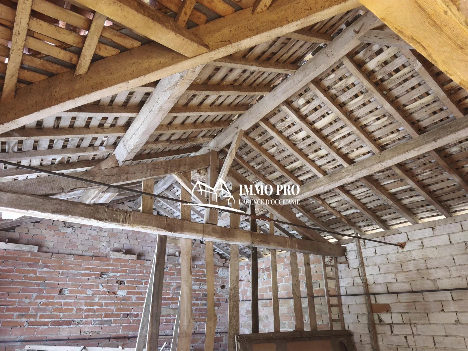 Maison avec dépendances et 9.100m²