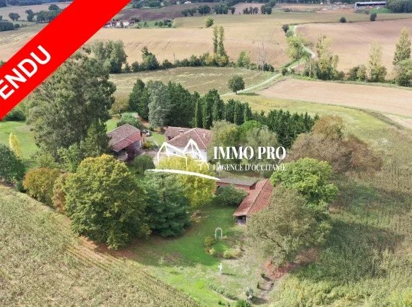 Maison avec dépendances et 9.100m²