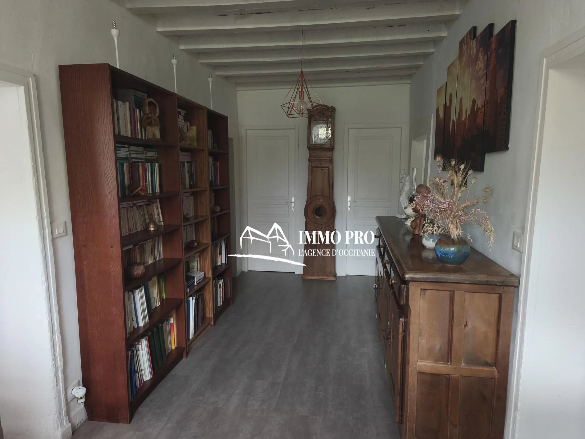 Property with outbuildings and 9,100 m² of land