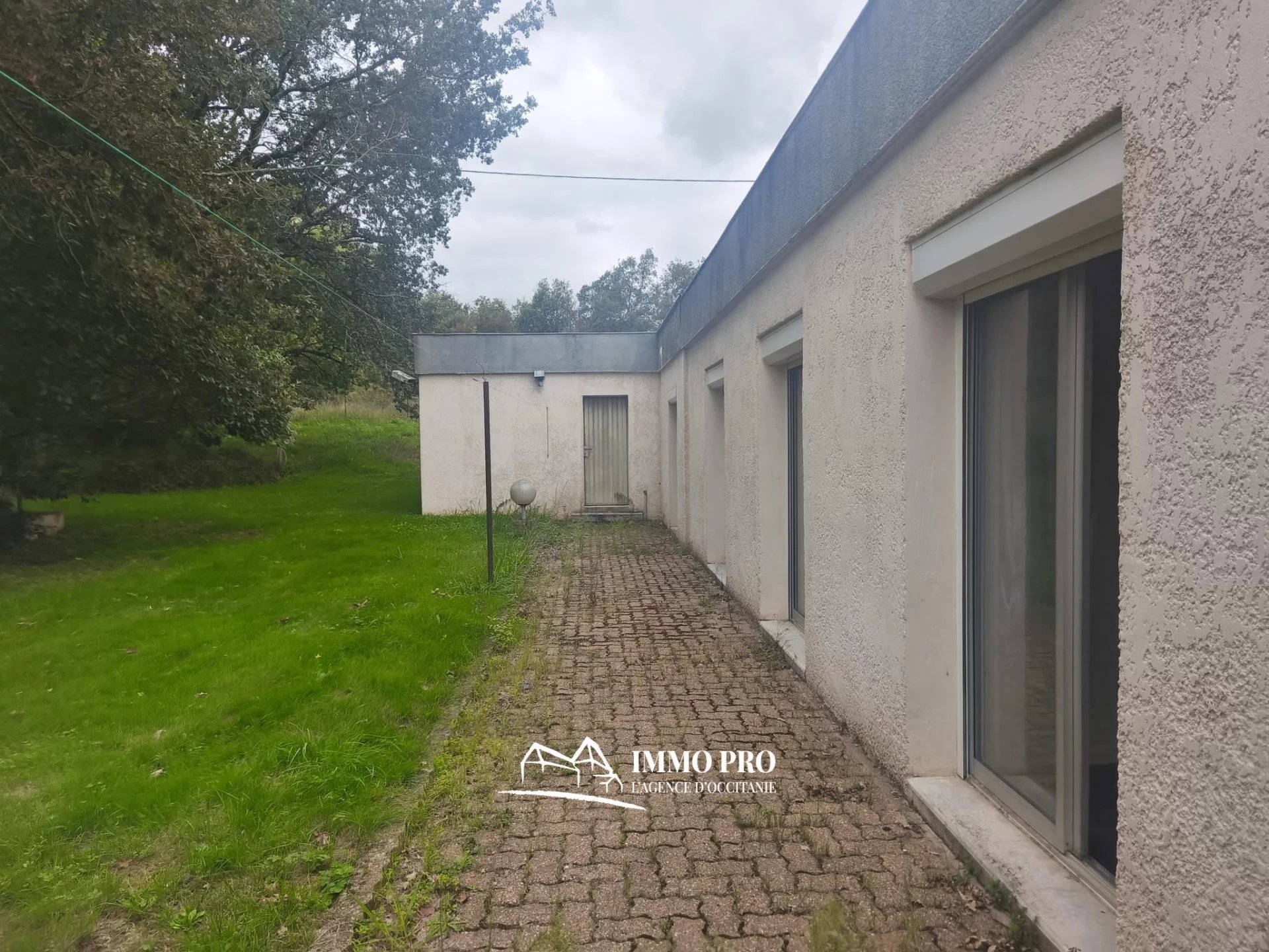 Samatan — Single-Storey House with Outbuilding