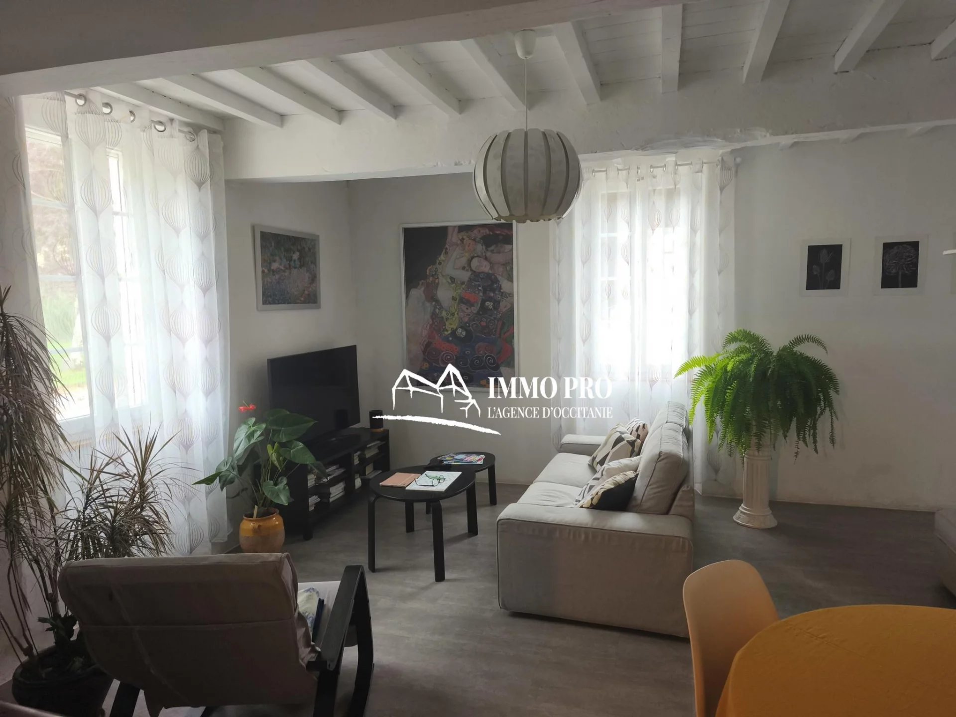 Property with outbuildings and 9,100 m² of land