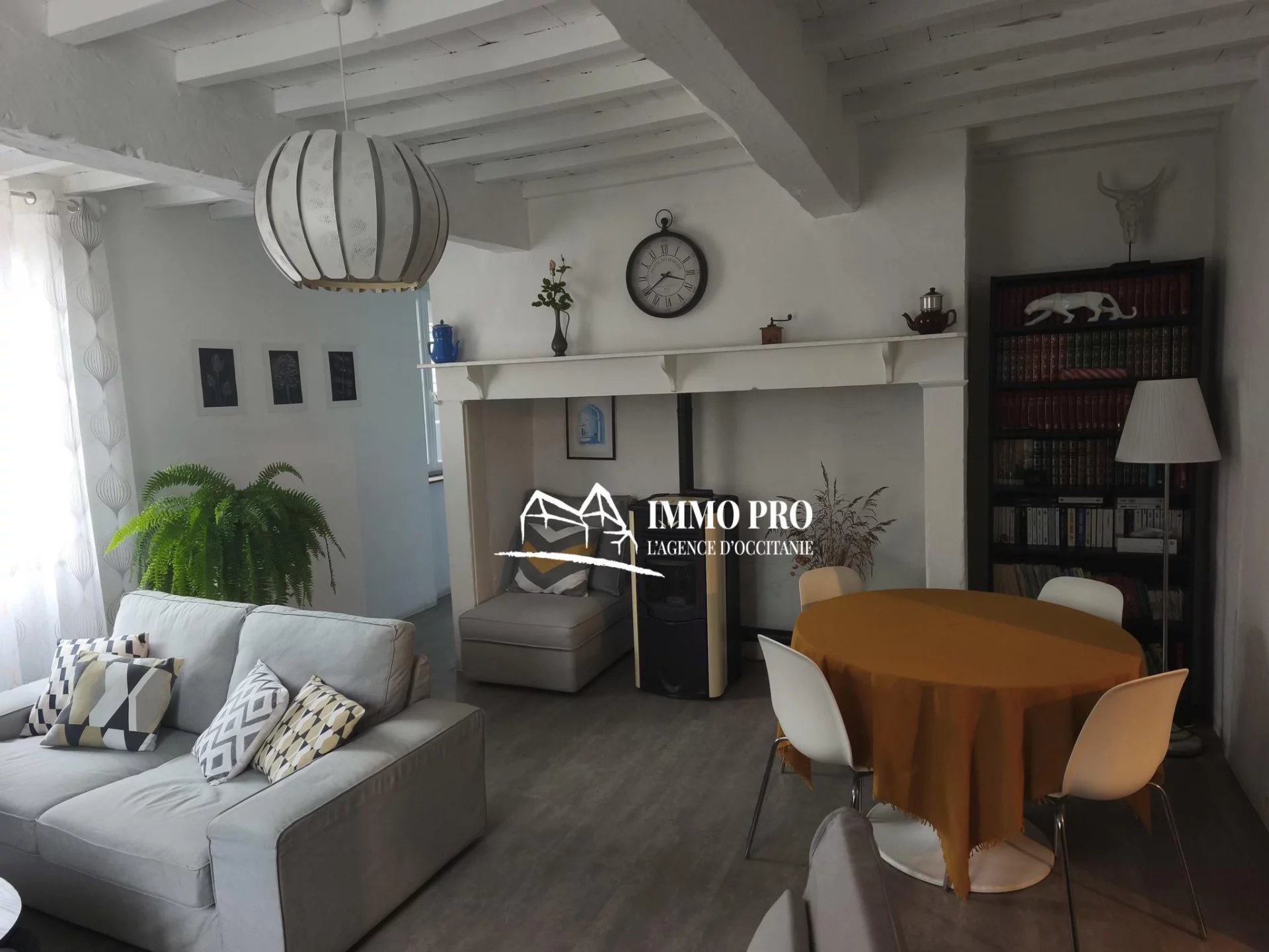 Property with outbuildings and 9,100 m² of land