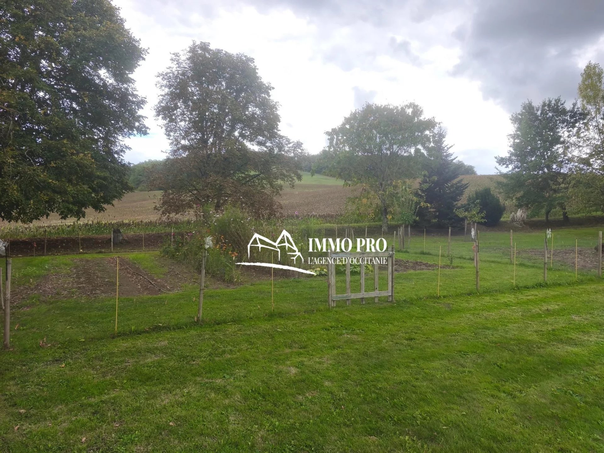 Property with outbuildings and 9,100 m² of land
