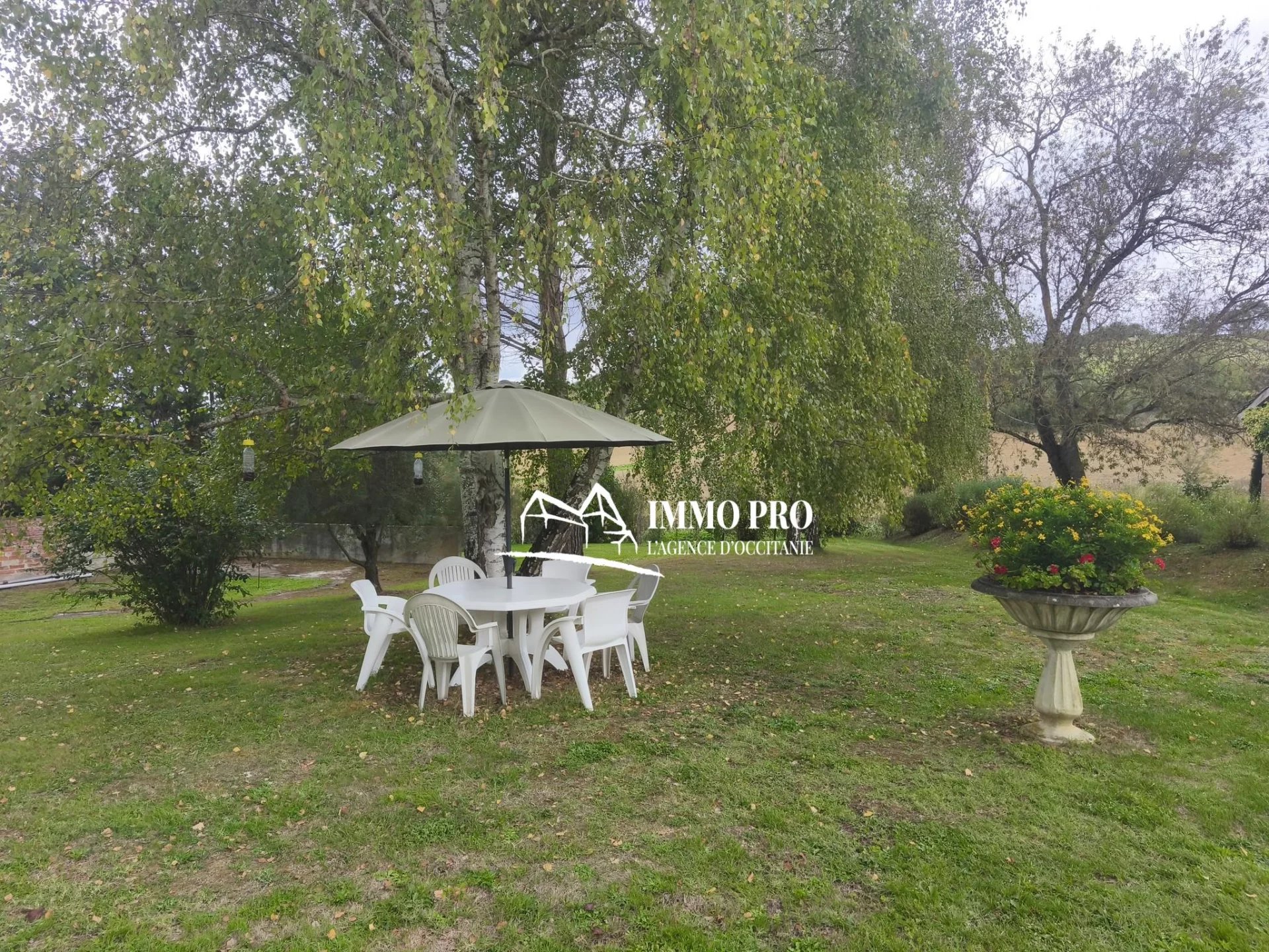 Property with outbuildings and 9,100 m² of land