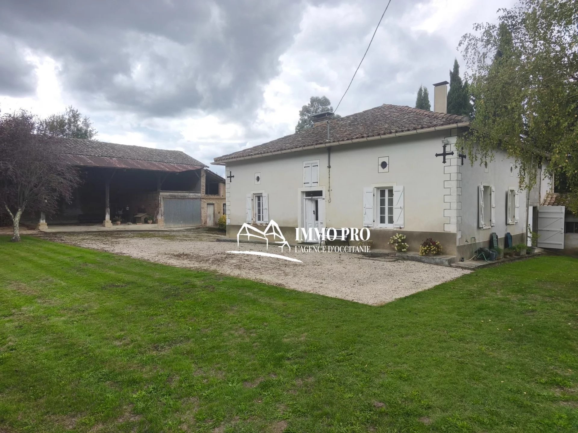 Property with outbuildings and 9,100 m² of land