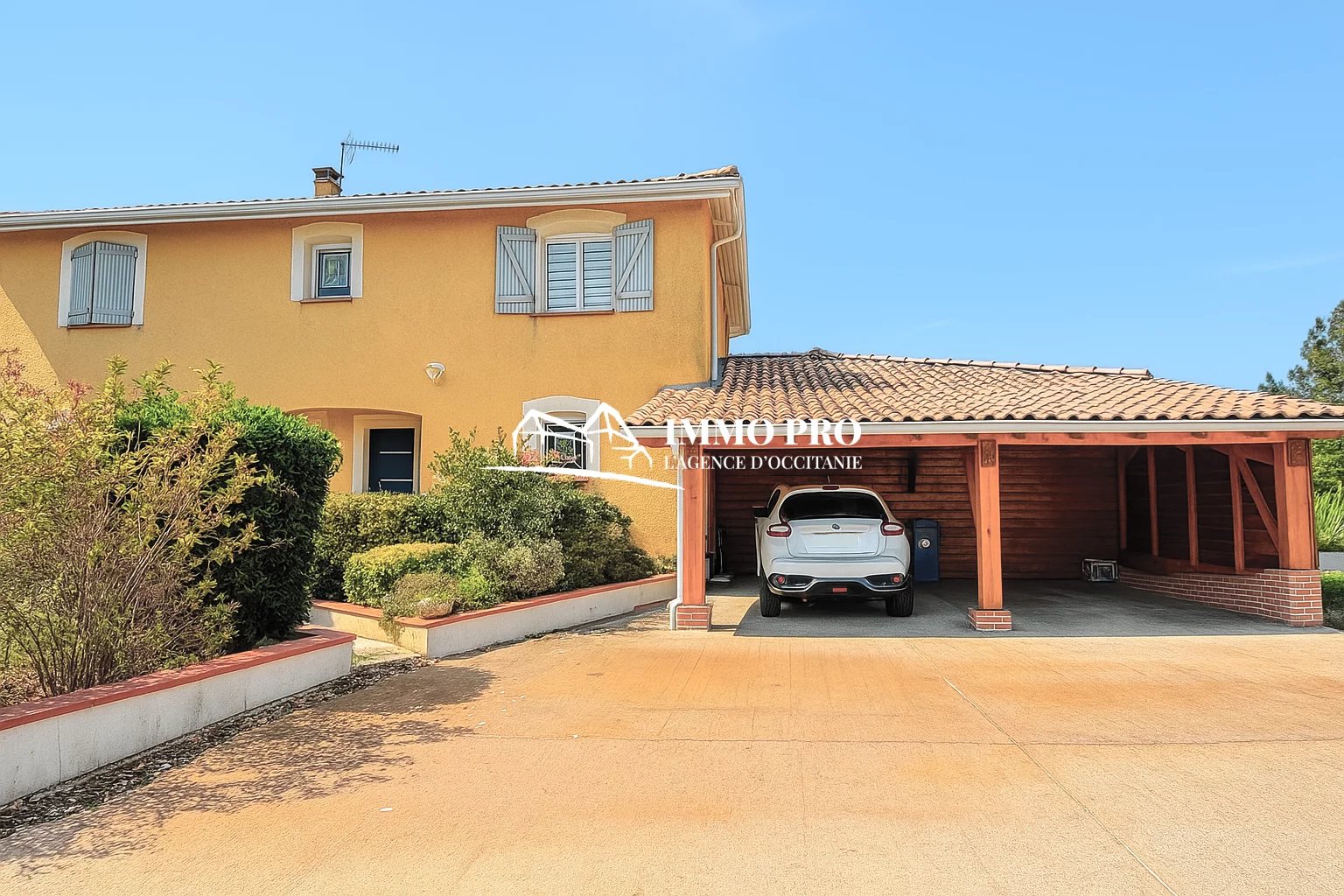 SAINT-LYS – 6-Bedroom Villa with Swimming Pool