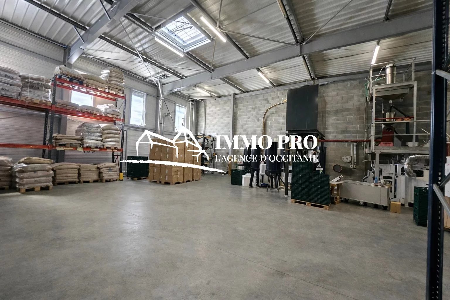 L’ISLE JOURDAIN  À louer – Local commercial de 820 m² en zone d’activité