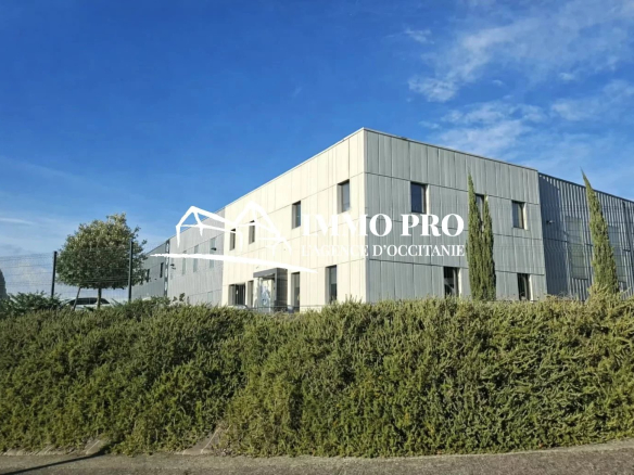 L’ISLE JOURDAIN  À louer – Local commercial de 820 m² en zone d’activité