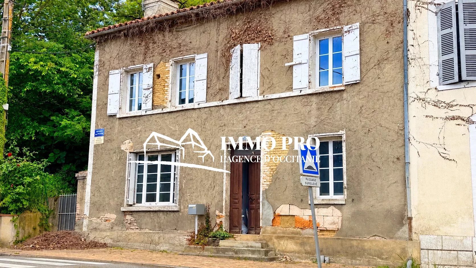 Maison de ville avec jardinet et petite terrasse