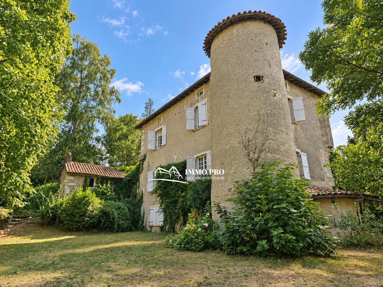 SOUTH-WEST of FRANCE  CHATEAU & INDEPENDENT HOUSE on 2.3HA