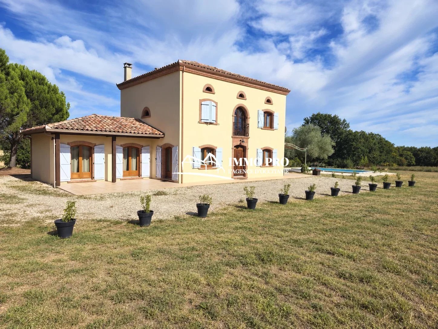 South-West of France Villa with Stunning Pyrenees View, Only 5 Minutes from Amenities