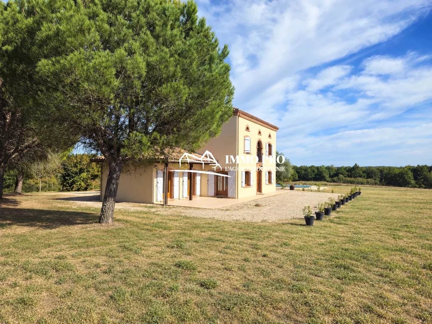 South-West of France Villa with Stunning Pyrenees View, Only 5 Minutes from Amenities