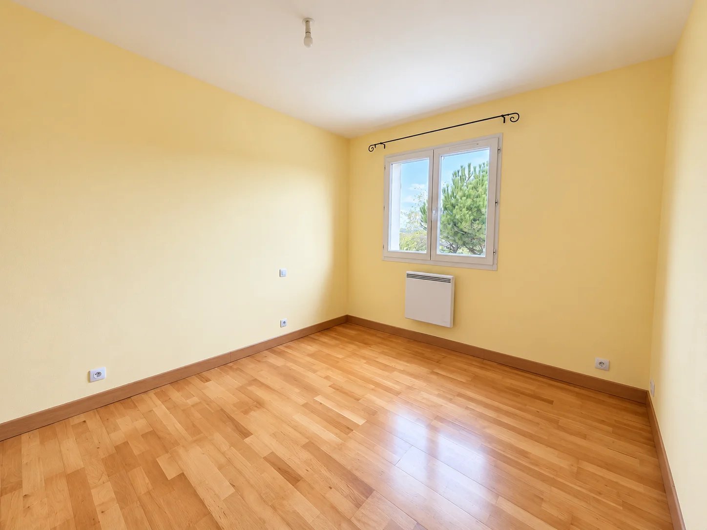 LOMBEZ  Maison à louer avec jardin et garage