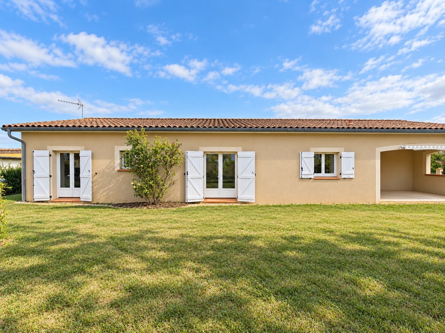 LOMBEZ  Maison à louer avec jardin et garage