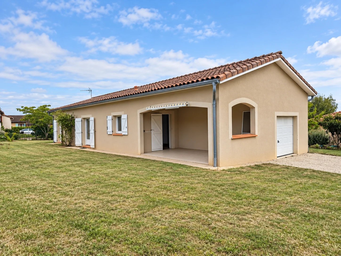 LOMBEZ  Maison à louer avec jardin et garage